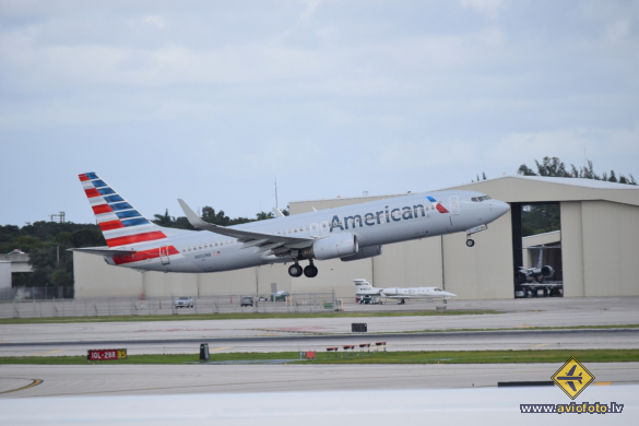 Boeing 737-823